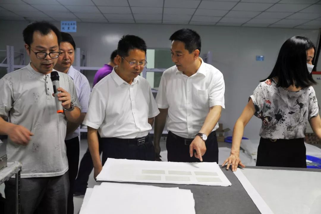 经开区党工委书记吴勇,党工委副书记,管委会主任罗凌云陪同考察.