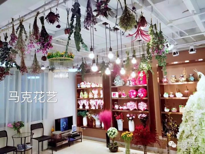 而且马克的课程是专为零基础开花店同学量身定制的,内容全面,课程设置