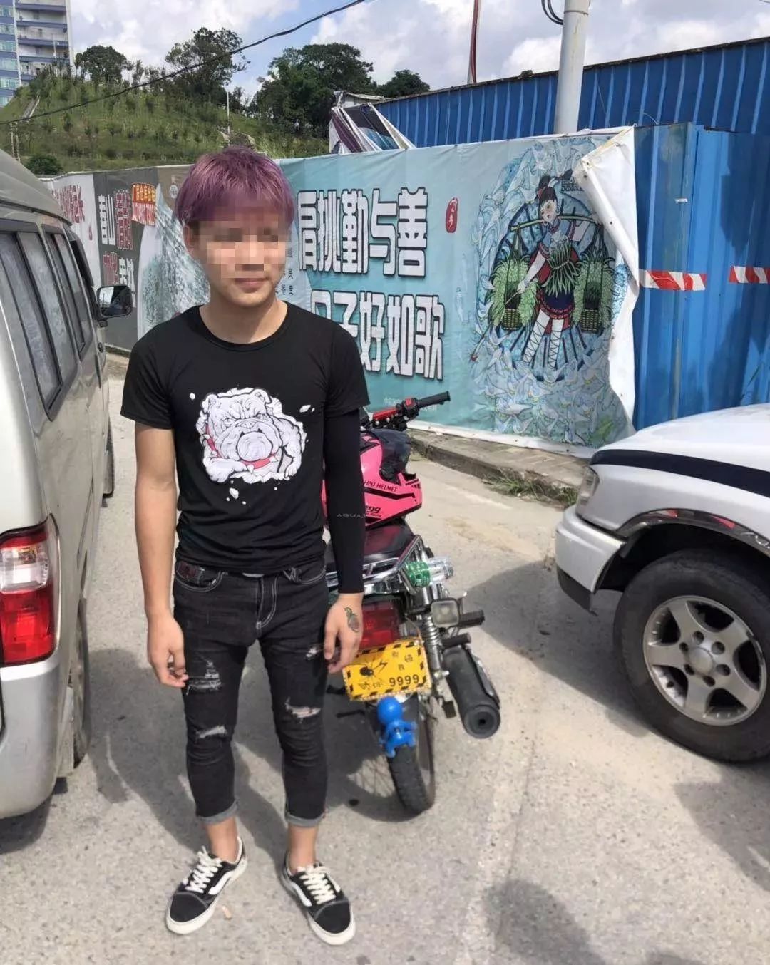 17岁少年开"非主流车牌"摩托车去广西,没出门口被交警拦下._鹤山