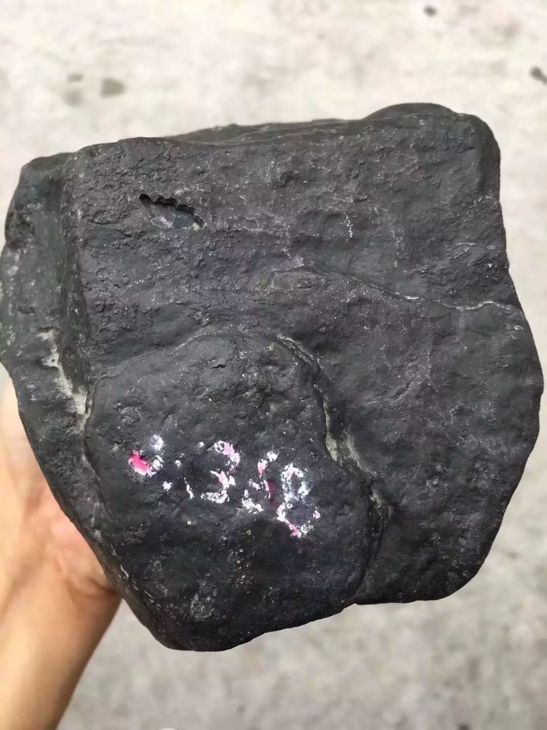 存放好多年的莫湾基翡翠原石如今切出来震惊众人价格翻几倍