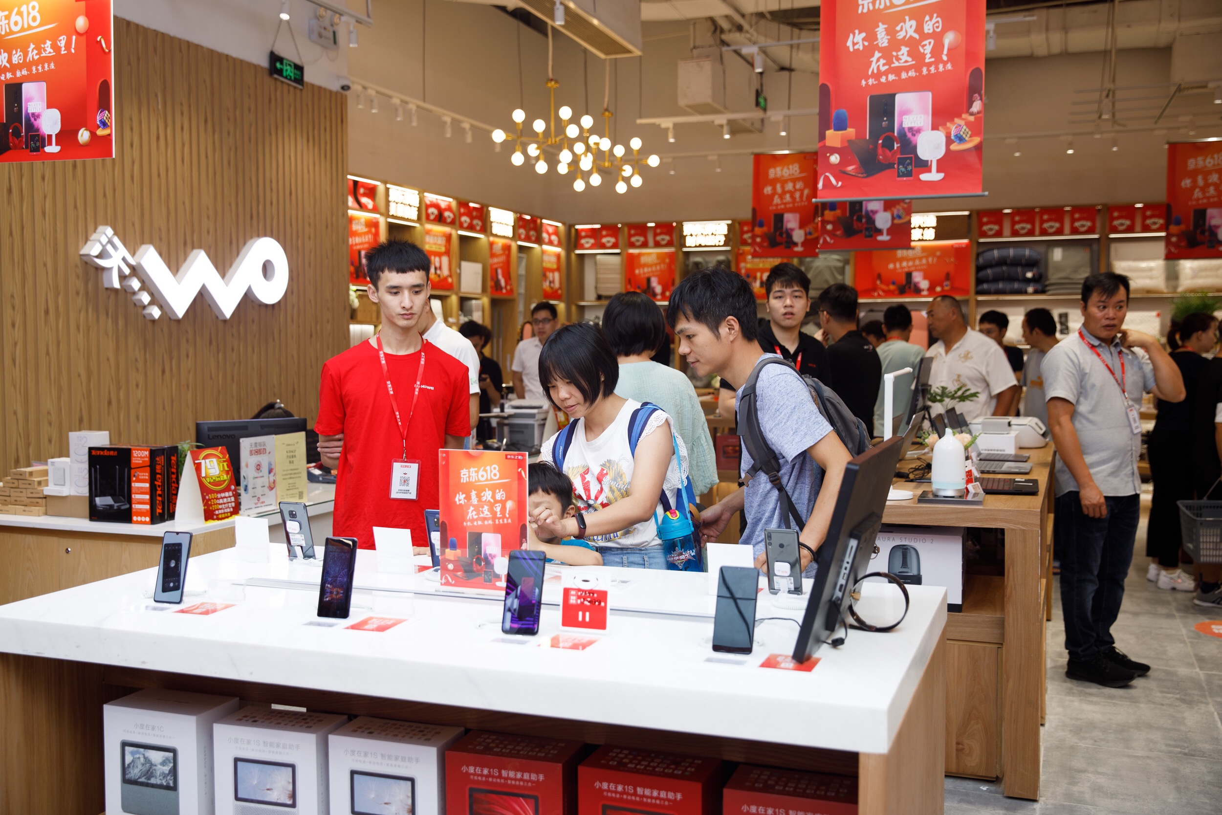 产品展示上,升级后的店铺空间布局重点以手机和京东自有品牌京造为主.