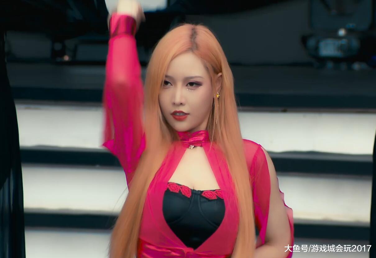 斗鱼嘉年华真正的大赢家 连续登台成唯一在主舞台开火车的女主播