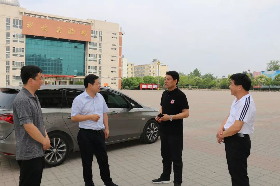 副县长乔东涛代表县委,县政府,向受伤拄拐不下火线