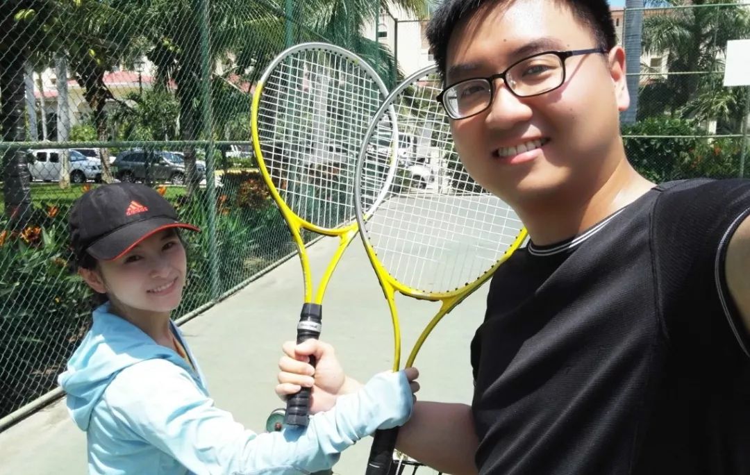 我第一次见到charles身边的廖智,是在旧金山一家餐厅,charles带着廖智