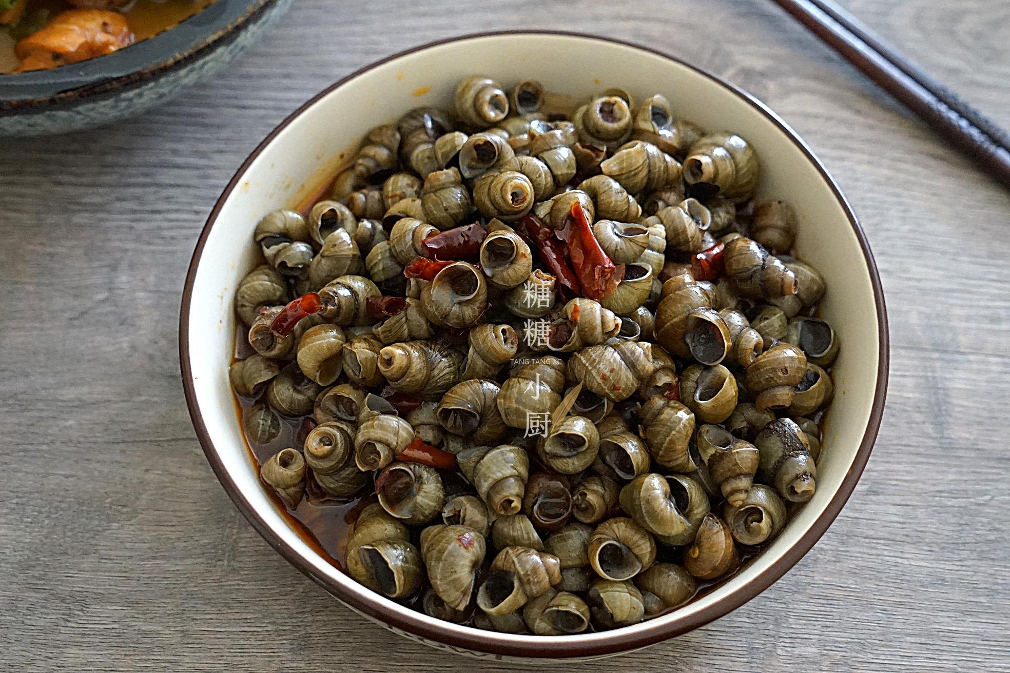 67红烧螺蛳,螺蛳放入盐水中,加入几滴香油吐沙吐干净后捞出来,钳掉