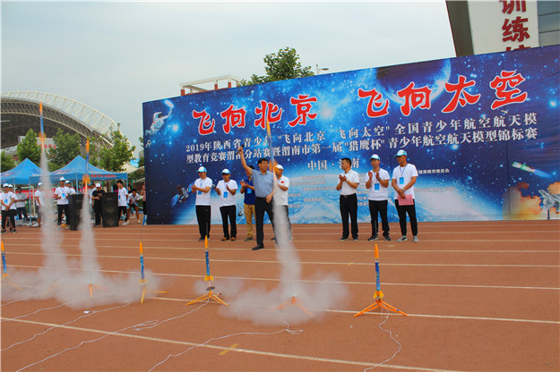 比赛开始"小力士"火箭记者在渭南市青少年体育运动学校操场上看到