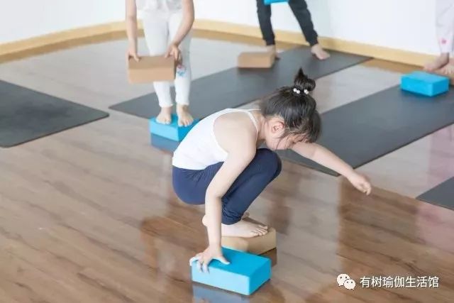 关注孩子体态健康家长参与店庆1元得瑜伽年卡有树瑜伽儿童瑜伽暑期班7