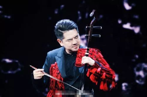 连琴弦都拉不响,其父陈耀星老师就每次在他把弄二胡的时候,在背后模仿