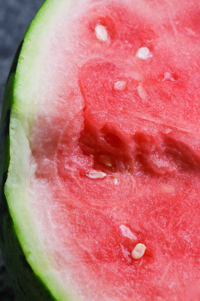 有/无籽:少量白籽 皮厚薄:适中  小时候妈妈说我总是先把切好的西瓜