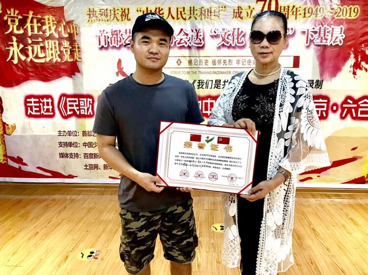 总导演:苏莎女士(图右)为南京耀舞天下文化艺术有限公司董事长高健