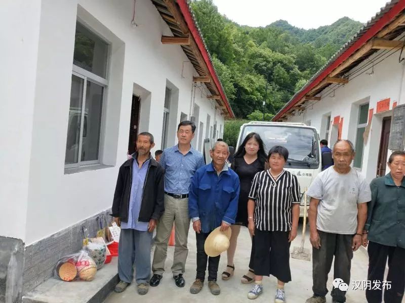 6月16日,鐵佛寺鎮銅錢村危房改造集中安置點6戶危改戶集體搬遷入住.