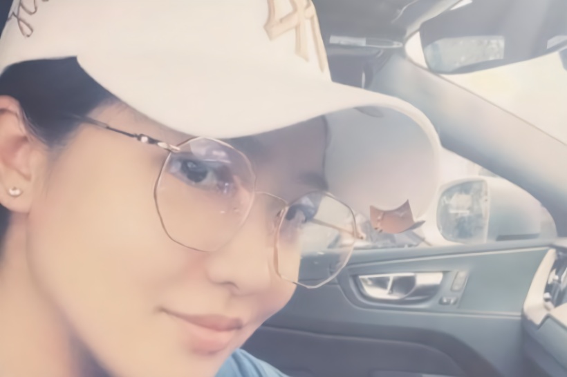 朱芳雨32岁前妻胡美晒美照独自拉扯儿子长大工作干回了干本行