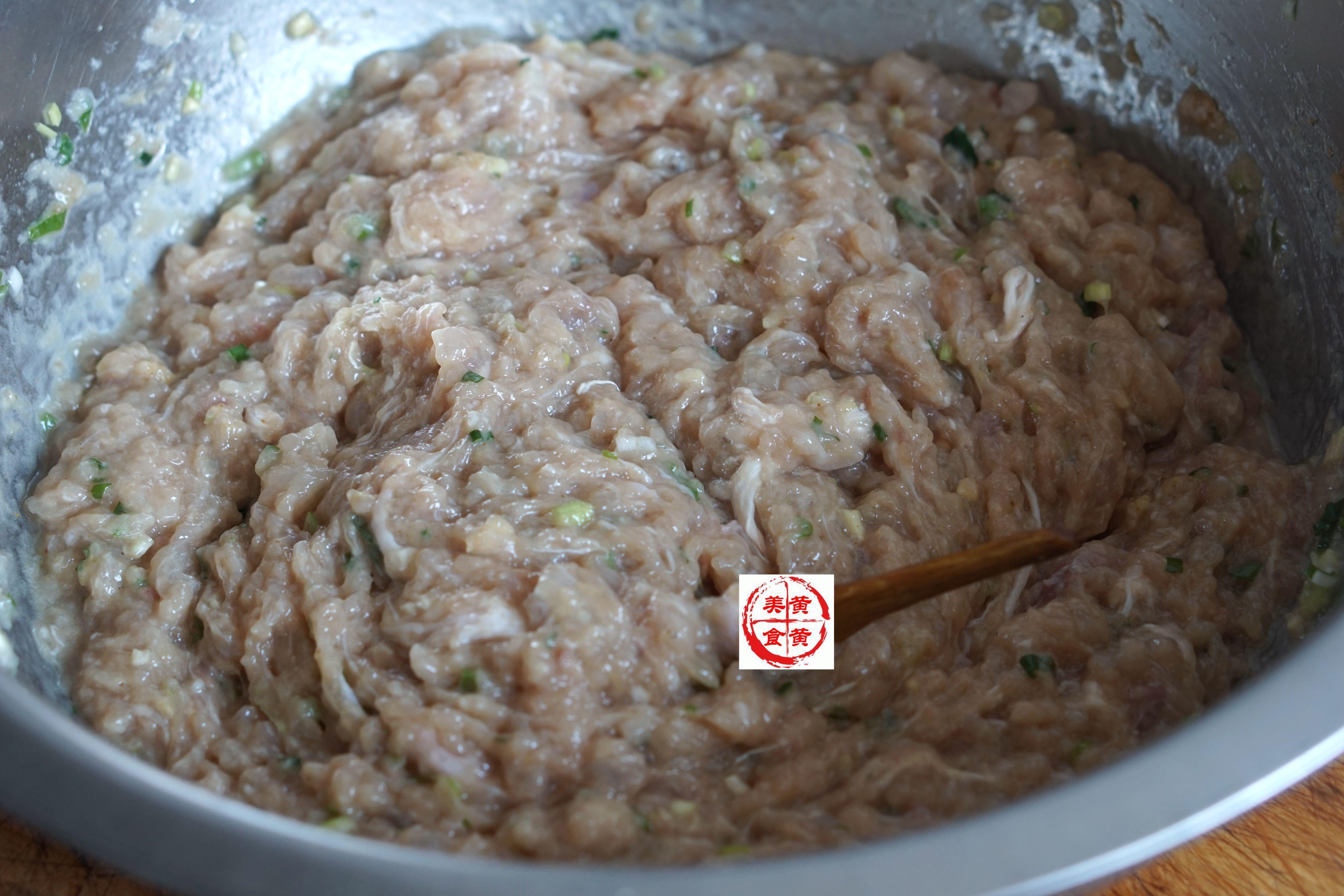 胶东特色鲅鱼饺子怎样做到没腥味还特鲜调馅是关键快来学