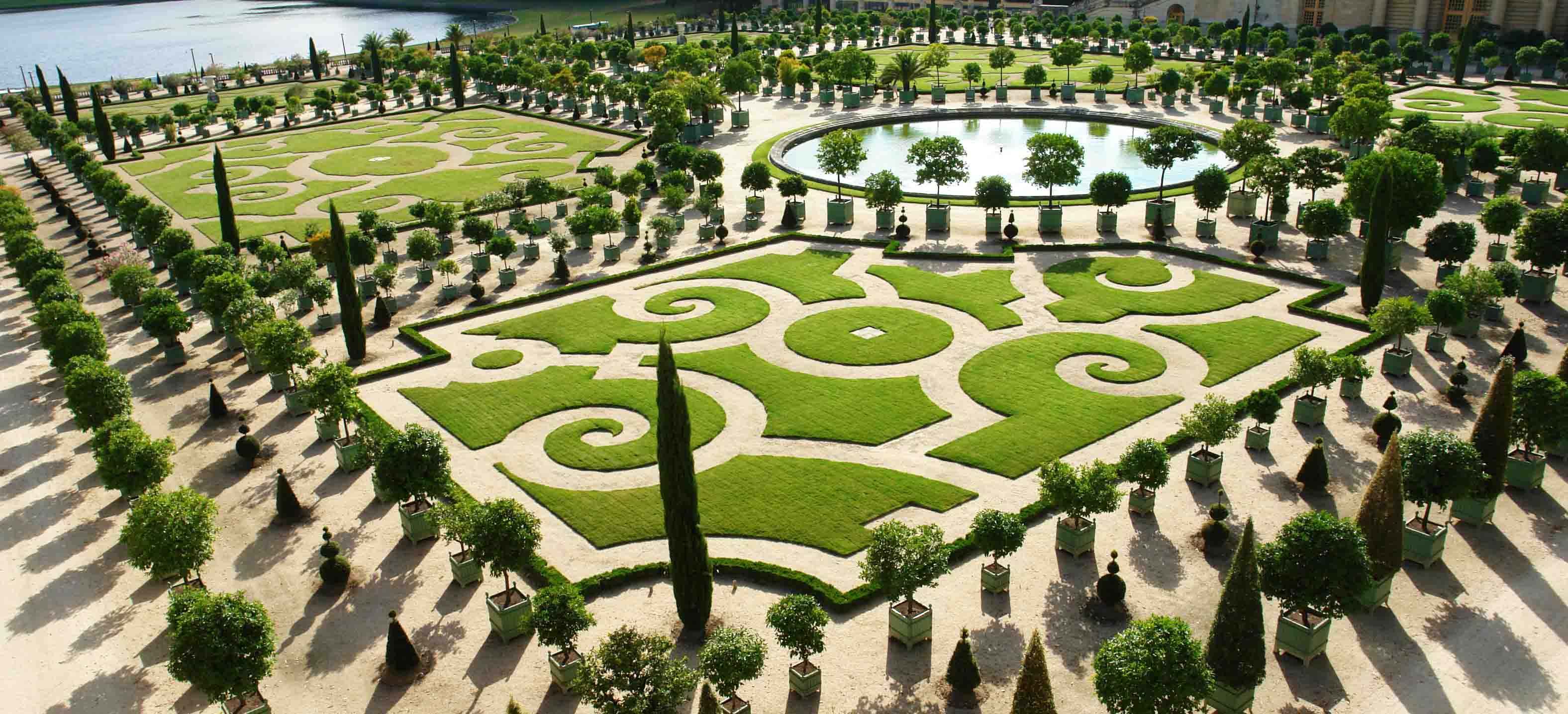 凡尔赛宫的后花园与中国园林仿真手法不同的是,欧洲的园林是在改造
