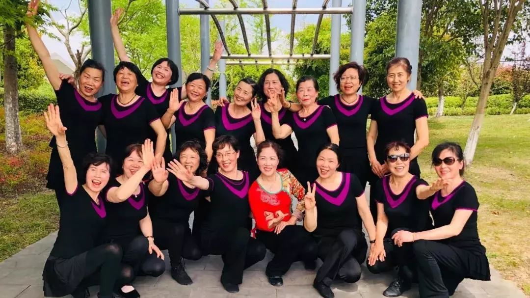 云鹭湾模特队鹭鸣之声合唱团杨镇刚太极拳社社区场景图中心湖公园走近