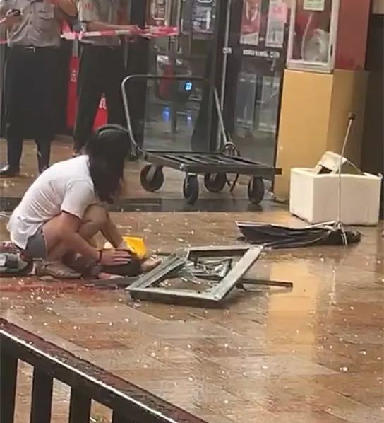 高空玻璃突然坠落砸中男童!那个小男孩走了!
