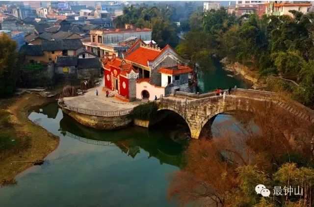 视频直击人山人海钟山石龙惯节连央视都惊动了唱大戏关公出游等民俗