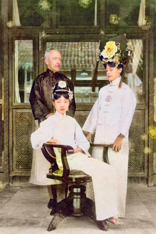 李玉琴虽然生在平民之家,却曾长期生活在破落的皇族家庭里,她们是在