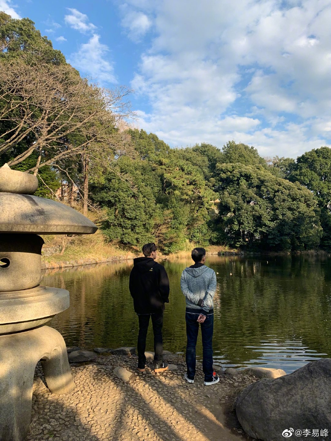 李易峰更新合照祝爸爸节日快乐 父子二人帅气背影杀长腿瞩目