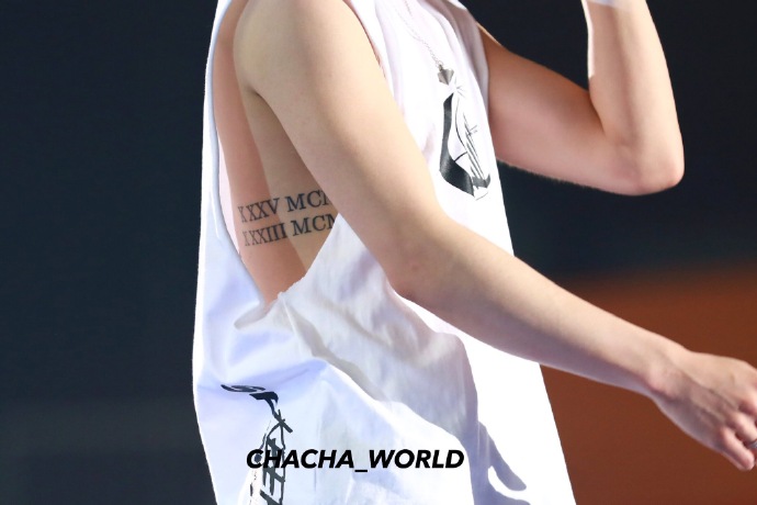 段宜恩右侧肋骨新添罗马数字纹身分别对应父母出生年份