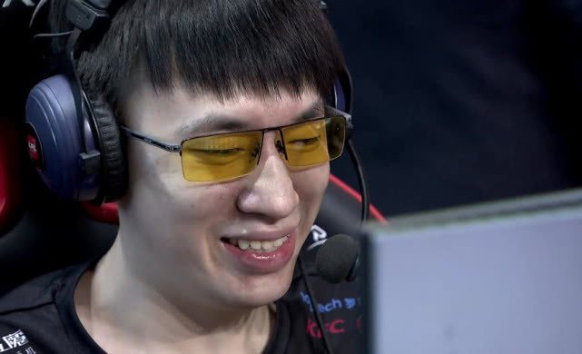 观众喊话兮夜:学rng小虎戴眼镜吧!