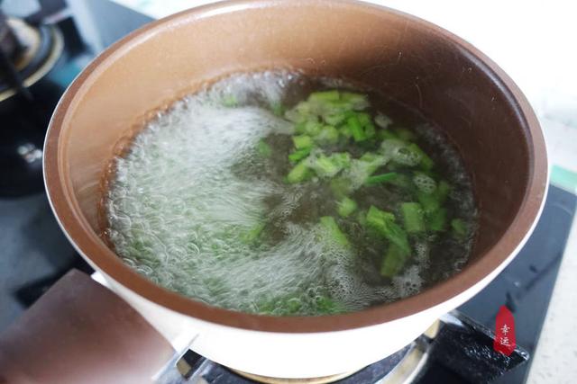 5,腐竹下锅后要煮透煮熟,控干水分,还要用手把多余的水分挤出去.