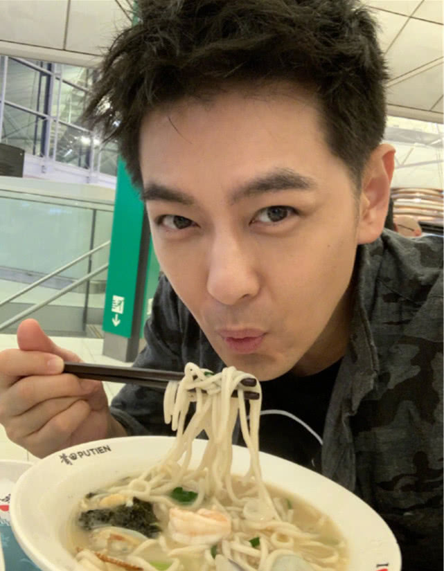 原创林志颖老婆带双胞胎游玩美腿抢镜小儿子表情呆萌颜值赛过老爸