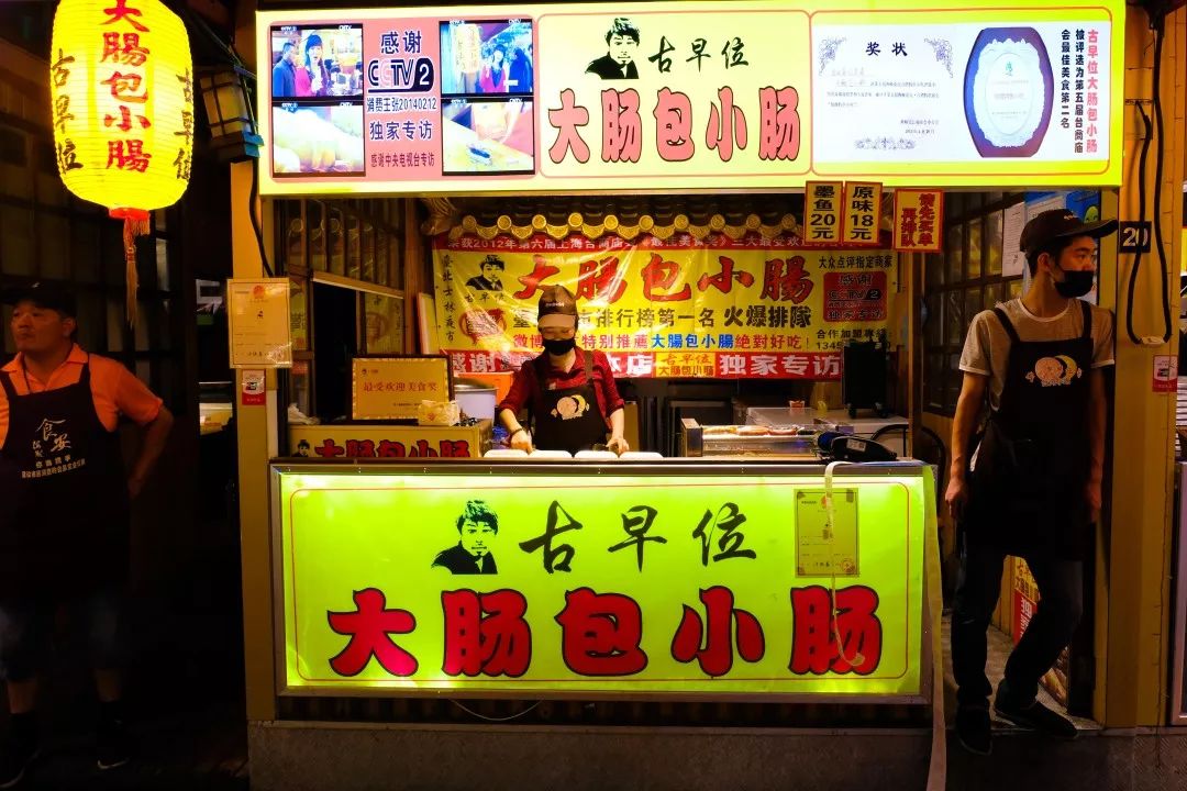 大肠包小肠面粉包裹住新鲜的海蛎,加入鸡蛋,葱和香菜等调味,这个色泽