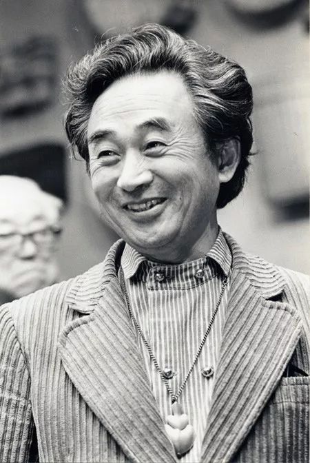 看不出与传统民艺有什么关联性,但实际上,作为日本民艺之父柳宗悦之子