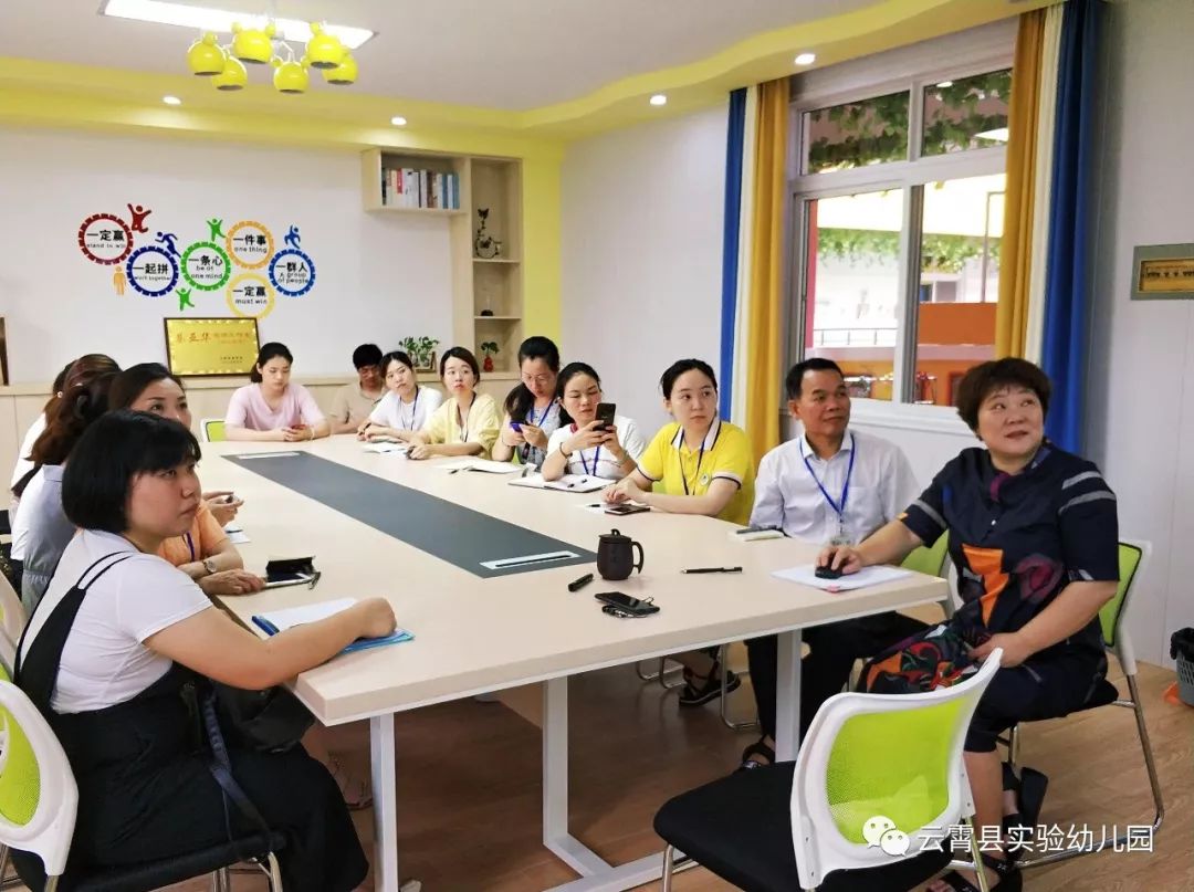 工作室领衔人蔡亚华,工作室助理李斌从幼儿园保育员工作管理,安全工作