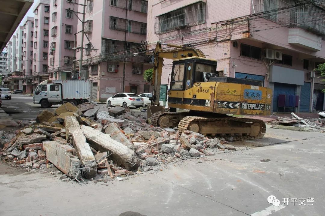 开平市区这个路口,阻塞交通的废弃岗亭被拆了!