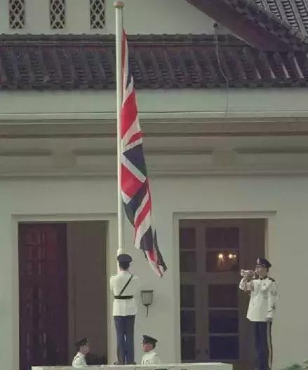 下午4时30分,英国国旗在《日落余音》音乐中缓缓降下.