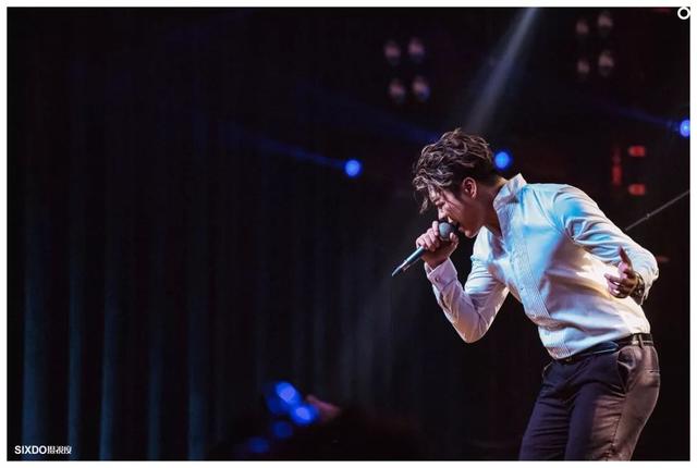 冯嘉豪新歌健忘首秀现场散发感人魅力曲风神秘直击粉丝耳膜