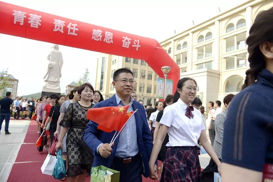 父母与孩子深情相拥,互赠礼物烟台三中校园开放周内容之一,这场成人礼