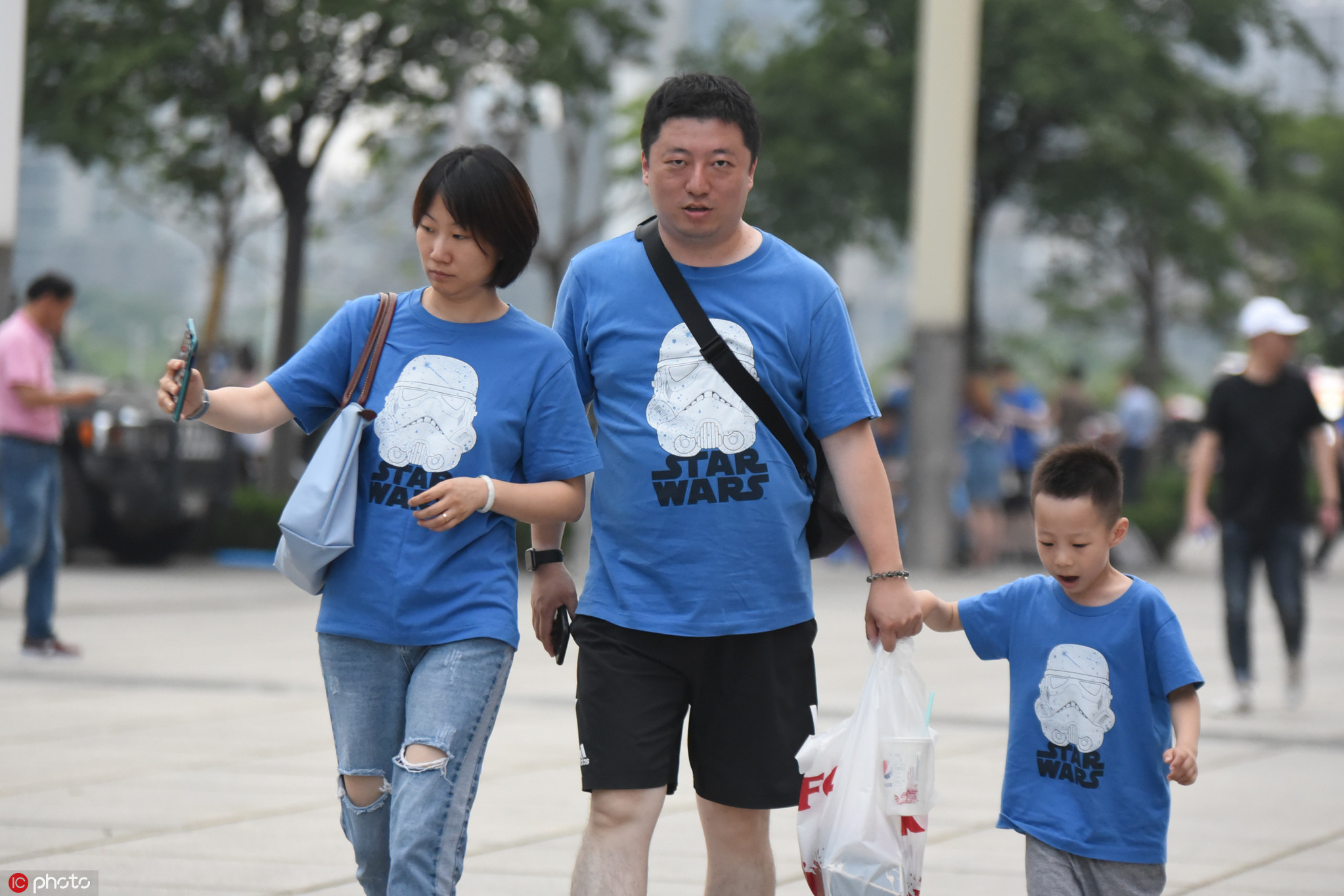 父亲节陪爸爸来看球!南京父子球迷观中超温馨有爱