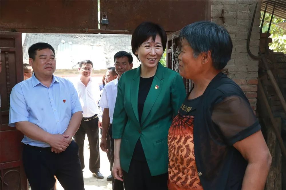 聚焦侯红在杞县调研脱贫攻坚工作时指出以最大韧劲和