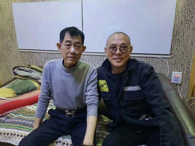 但有一张和他二哥在医院授受治疗时的一张照片,李连利的鼻子里插头上