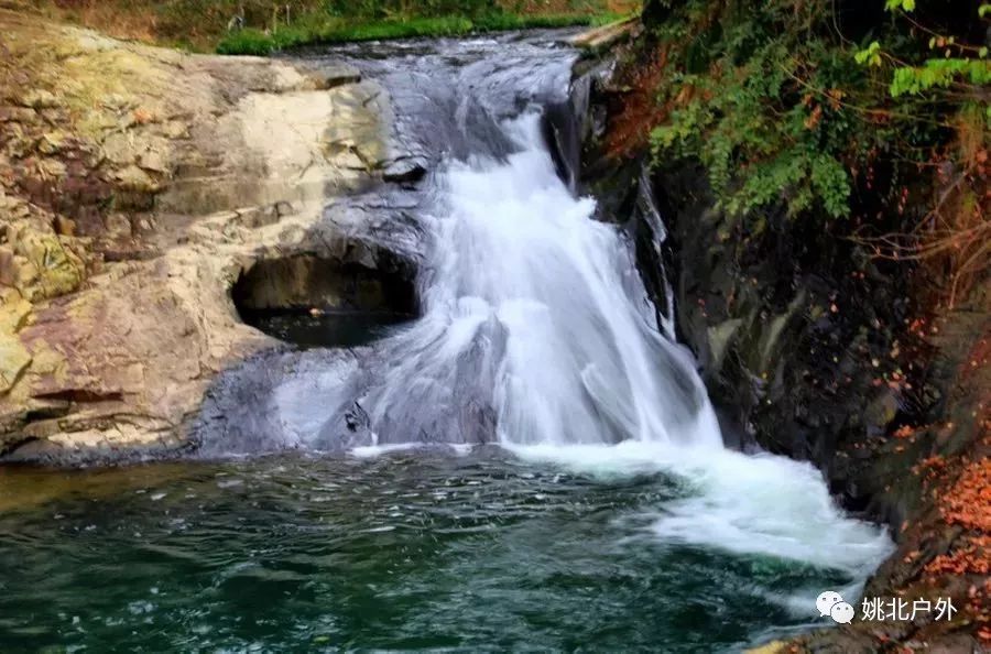 水从石壁泻下,随即分成幽秀两股,似燕尾,故又名"燕尾瀑"