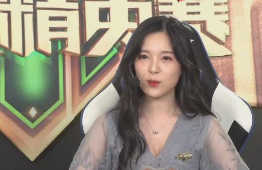 这位女解说的名字叫晴子,本人真的是人美声甜,有着国服第一欧皇的称号