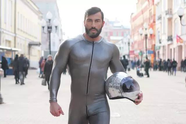 难道俄罗斯肌肉男是男扮女装的肌肉芭比!这也太恐怖了吧!