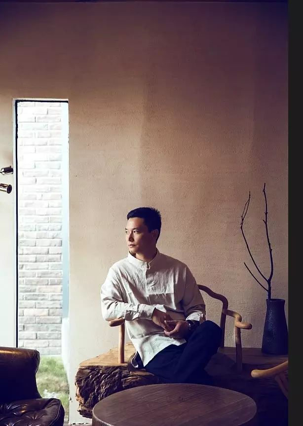 他是陈曦,自幼在黄山长大,大学离家,便成为了在上海打拼的异乡者,机电