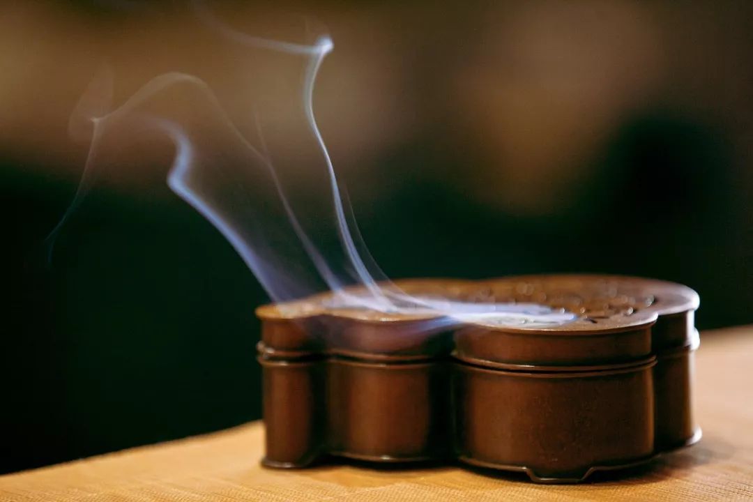 别有情趣的香炉燃尽后的香灰竟是一幅画