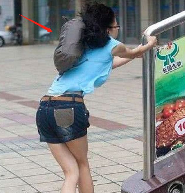 妹子出门没照镜子内衣掉到肚上真尴尬走在街上回头率很高吧