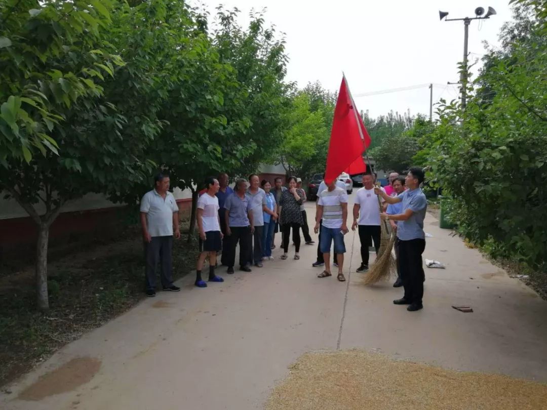 大院西村花园村近期,许孟镇组织各村党员开展"党员拥护党旗"新时代
