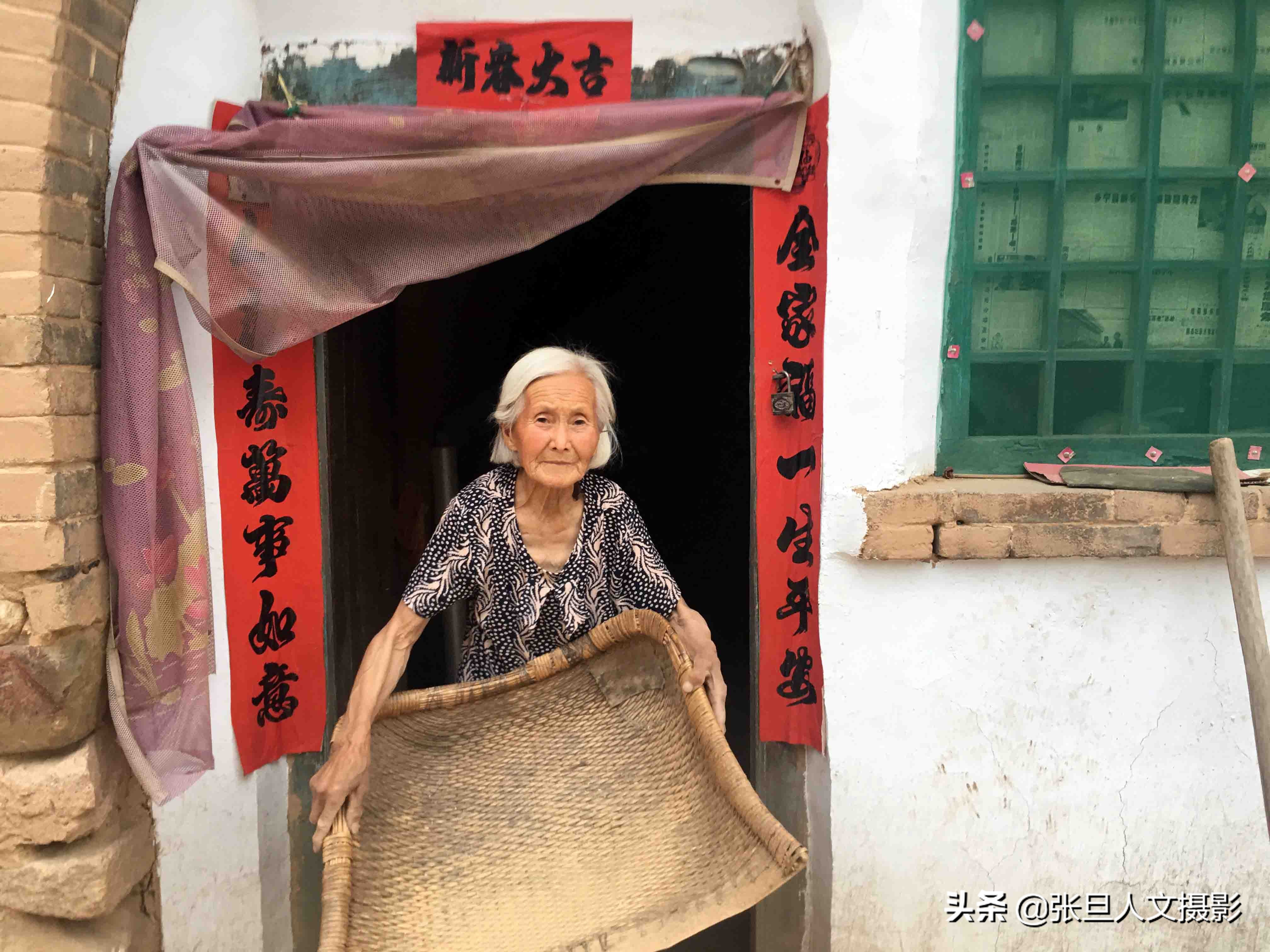 麦收时节,87岁农村老爷爷冒高温晒麦子,他的劳作精神感动父亲节
