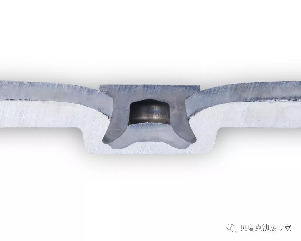 标志牌自穿刺铆钉机对交通安全的巨大作用