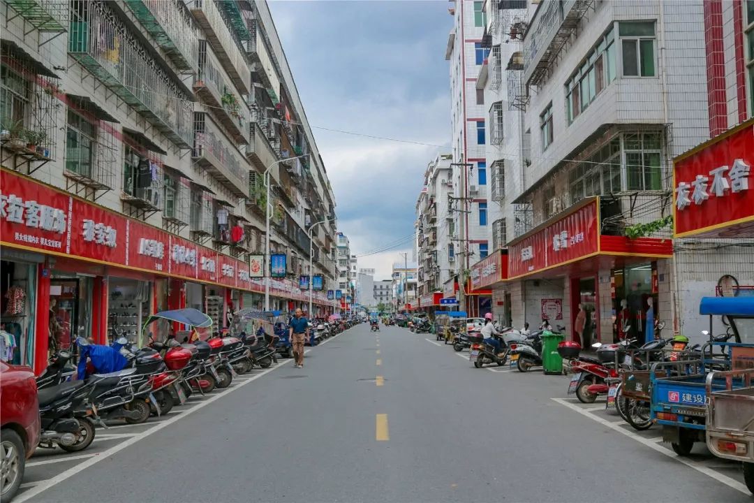 如今城市管理越来越完善,昔日脏乱差的街道早已不复存在,取而代之的是