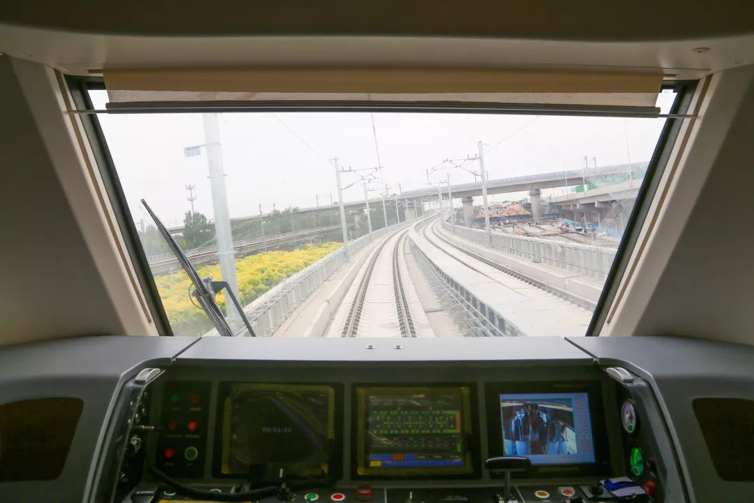 白鲸号跑起来北京轨道交通新机场线开始试运行