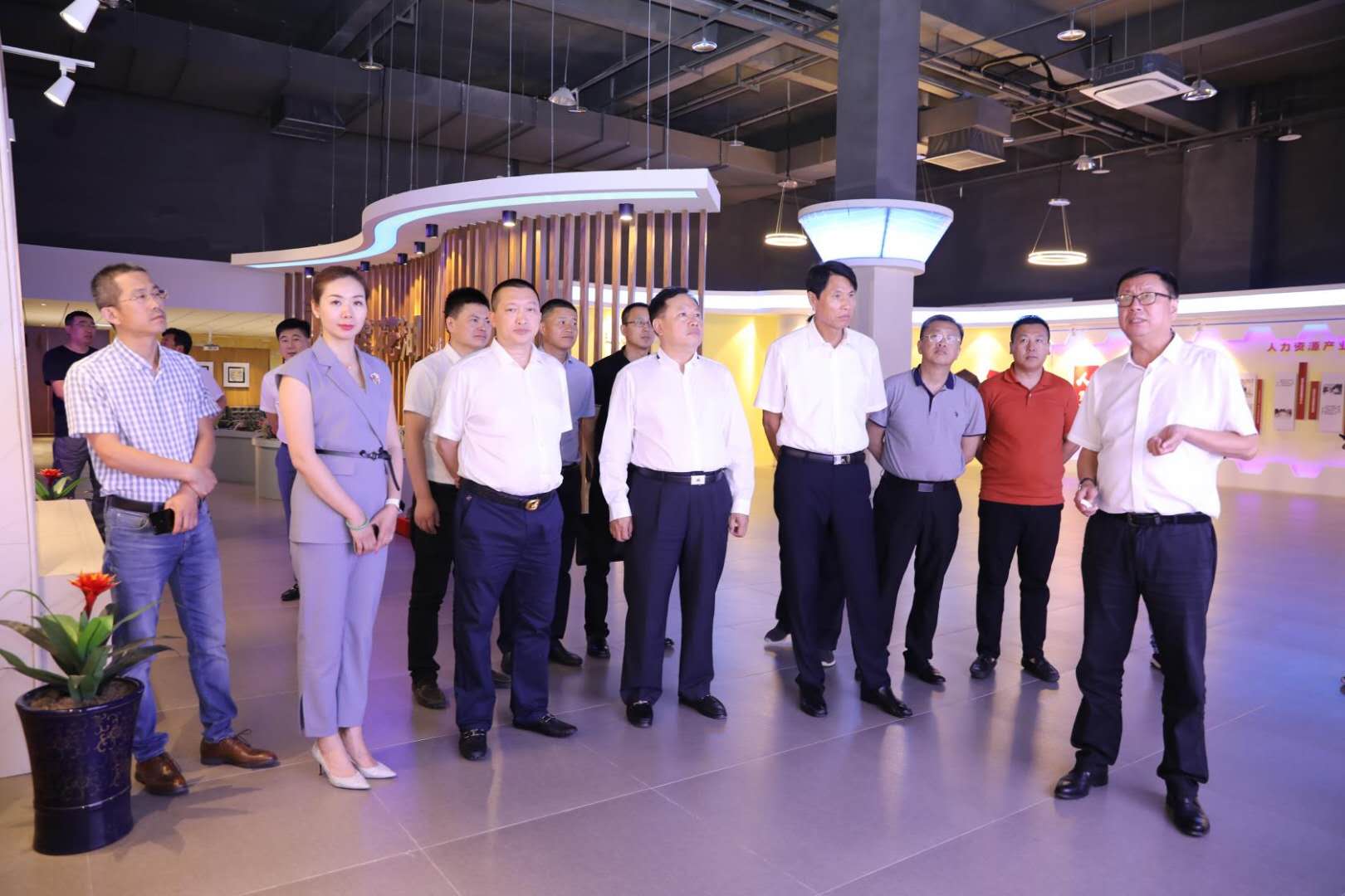 在下午召开的政企座谈会上,王金华副市长简要介绍了抚顺市情,投资政策