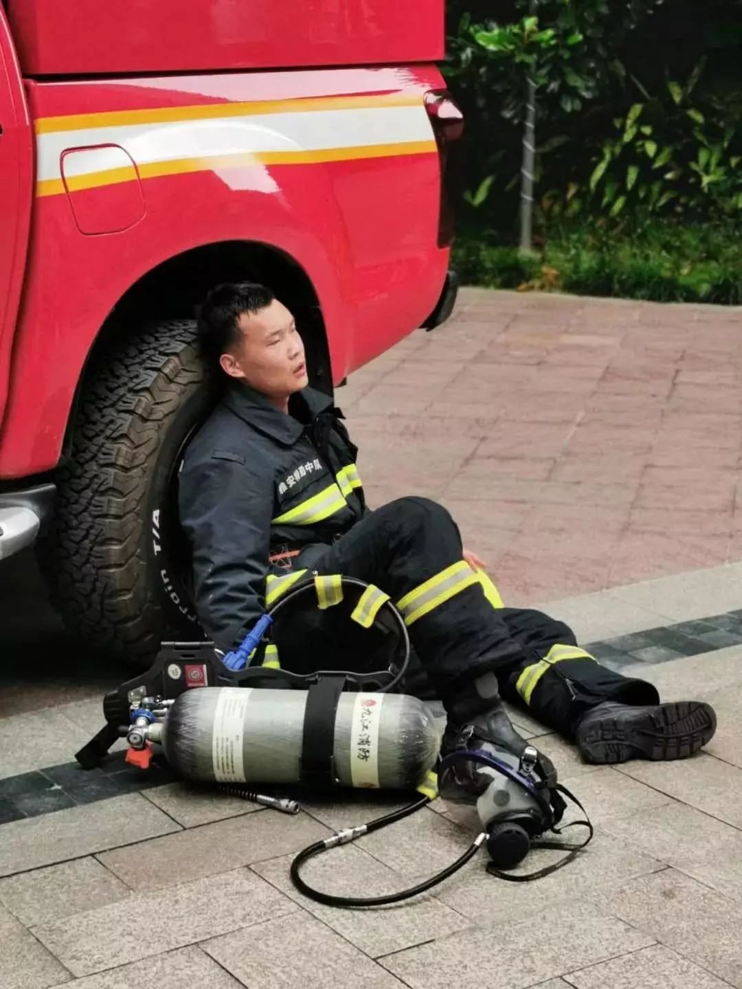 累瘫倒地的样子让人感动